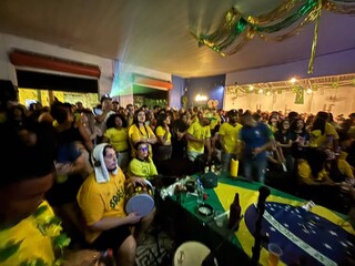 Centro teve Cidade da Copa vazia e torcida disputando espaço em bares 