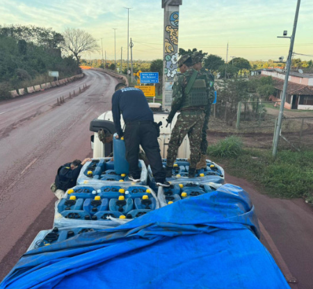 Receita e PRF apreendem 21 toneladas de insumo usado no refino de cocaína