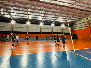 Voluntários limpam ginásio municipal abandonado para manter treinos de vôlei