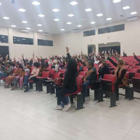 Professores aprovam reajuste de 5,4% parcelado até janeiro de 2027