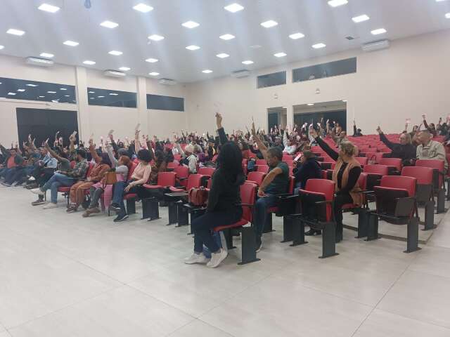 Professores aprovam reajuste de 5,4% parcelado até janeiro de 2027