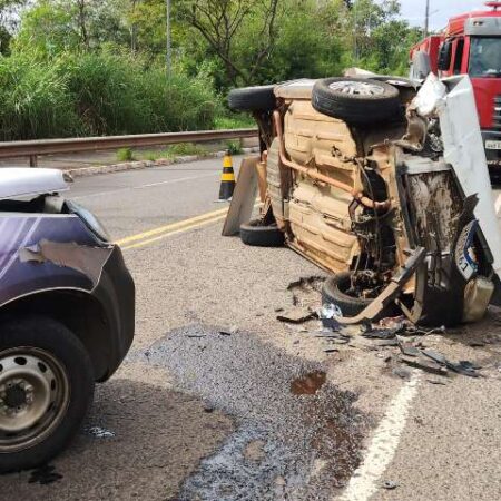 Motorista fica presa às ferragens após carro tombar em colisão frontal