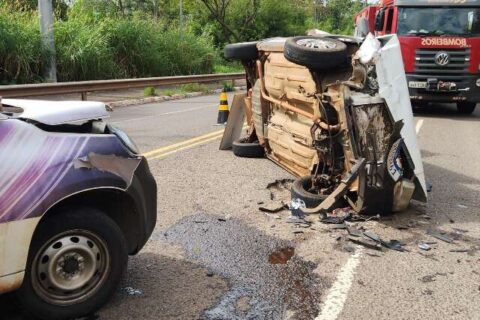 Motorista fica presa às ferragens após carro tombar em colisão frontal