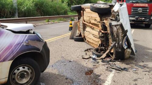 Motorista fica presa às ferragens após carro tombar em colisão frontal