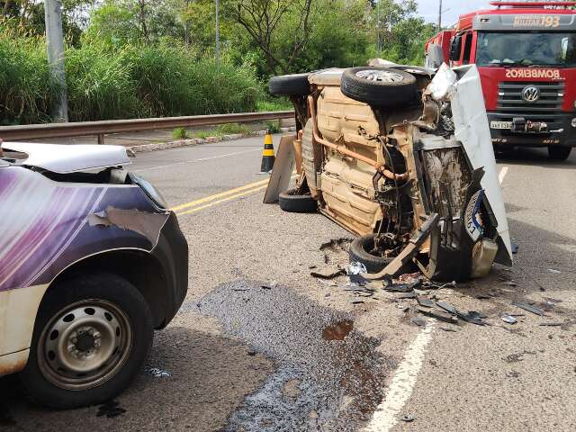 Motorista fica presa às ferragens após carro tombar em colisão frontal