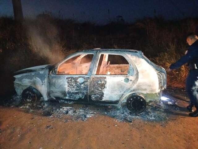 Carro queimado na fronteira pode ter sido usado em execução de traficante