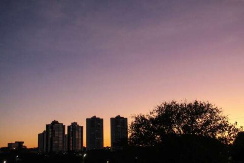 MS terá terça de sol, calor e umidade a 10%; rajadas podem passar de 70 km/h