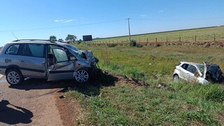 Três pessoas morrem e 2 ficam feridas em batida frontal na BR-463 Três pessoas morrem e 2 ficam feridas em batida frontal na BR-463