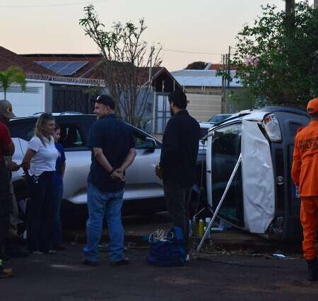 Motorista fica preso em carro tombado após colisão na Vila Carvalho
