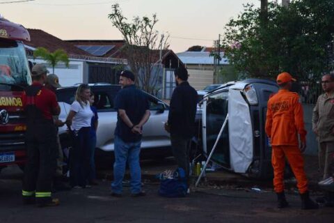 Motorista fica preso em carro tombado após colisão na Vila Carvalho