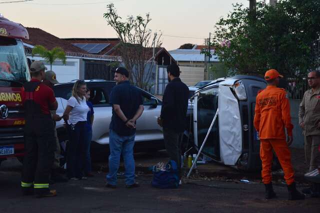 Motorista fica preso em carro tombado após colisão na Vila Carvalho