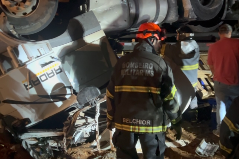 Motorista morre e 3 ficam feridos após carreta de cerveja capotar na MS-377