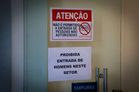 Idosa é achada trancada e desnutrida, enquanto companheiro estava na academia