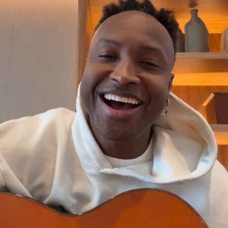 Thiaguinho canta hino e relembra infância vivida na fronteira