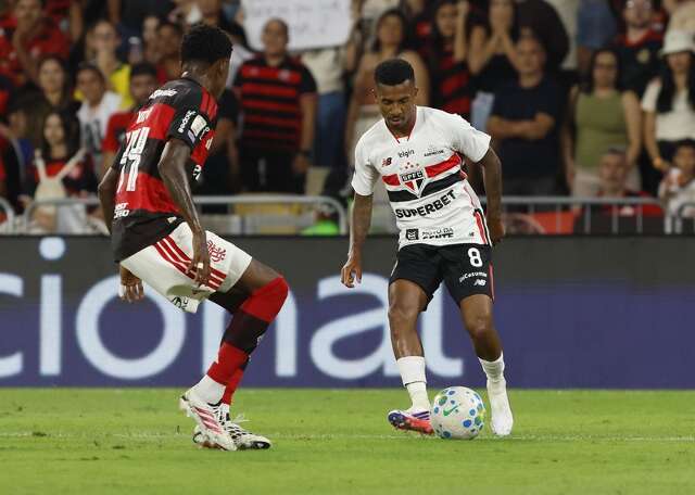 Flamengo empata com São Paulo e desperdiça chance de encostar no líder