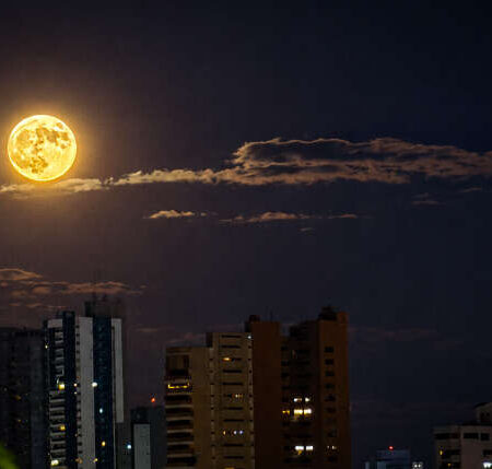 Lua cheia surge alaranjada no céu de Campo Grande; veja imagens