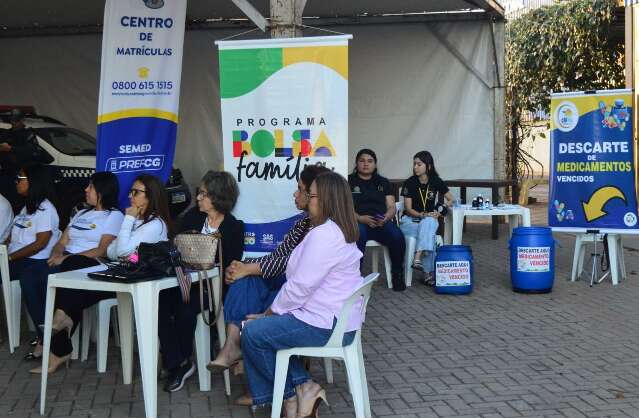 Longe do Centro, costureiras recebem serviços no próprio local de trabalho