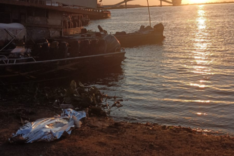 Colombiano morre afogado ao tentar pular entre barcos no Rio Paraguai