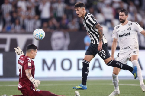Brasileirão retorna após hiato da Copa com triunfos de Botafogo e Vitória