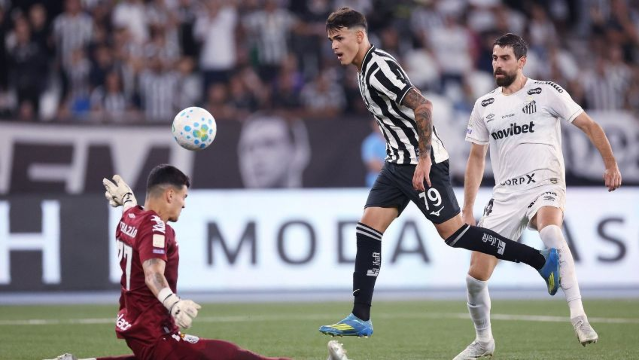 Brasileirão retorna após hiato da Copa com triunfos de Botafogo e Vitória