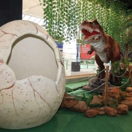 Parque indoor une dinossauros, infláveis e games para toda a família