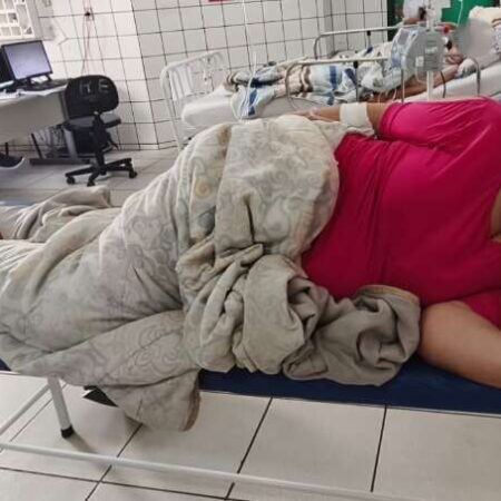 Com suspeita de aneurisma e AVC, mulher aguarda transferência há mais de 24h
