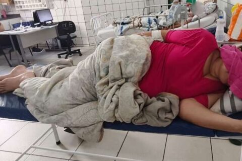 Com suspeita de aneurisma e AVC, mulher aguarda transferência há mais de 24h