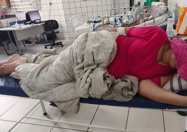Com suspeita de aneurisma e AVC, mulher aguarda transferência há mais de 24h