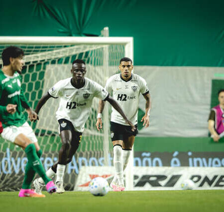 Palmeiras vence Athletico-PR com um a menos e segue na liderança