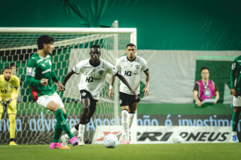 Palmeiras vence Athletico-PR com um a menos e segue na liderança