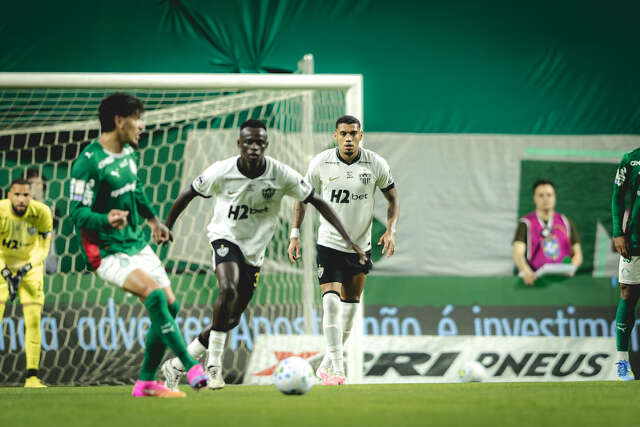 Palmeiras vence Athletico-PR com um a menos e segue na liderança