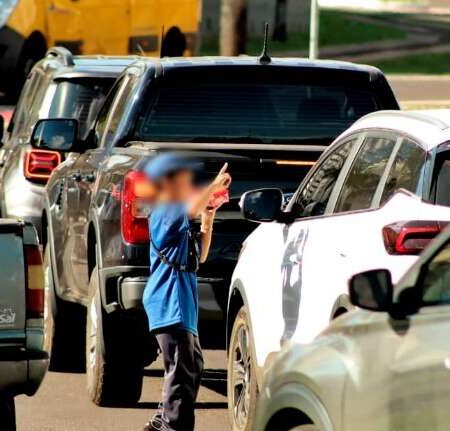 Ao lado de órgão de combate ao trabalho infantil, meninos têm "jornada" de 10h