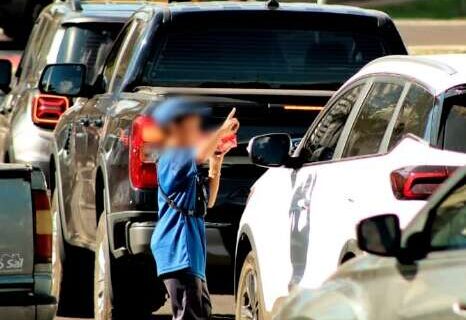 Ao lado de órgão de combate ao trabalho infantil, meninos têm "jornada" de 10h
