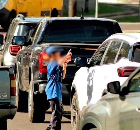 Ao lado de órgão de combate ao trabalho infantil, meninos têm "jornada" de 10h