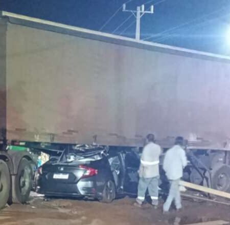 Dentista morre após carro parar debaixo de carreta de celulose na BR-262
