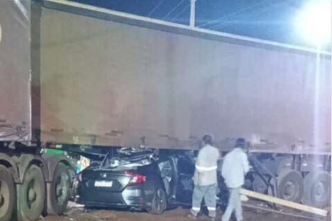 Dentista morre após carro parar debaixo de carreta de celulose na BR-262