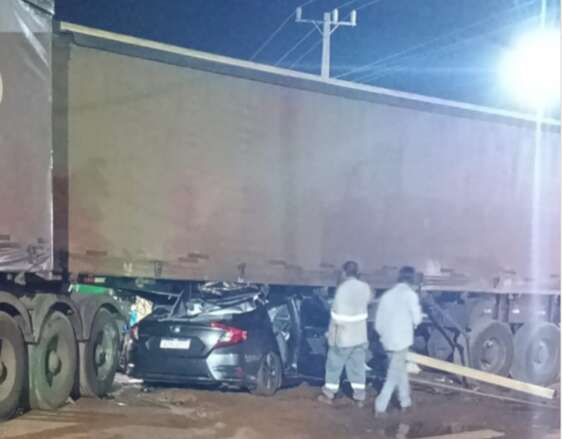 Dentista morre após carro parar debaixo de carreta de celulose na BR-262