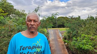 Morador improvisa sinalização após passarela cair dentro do Córrego Lagoa