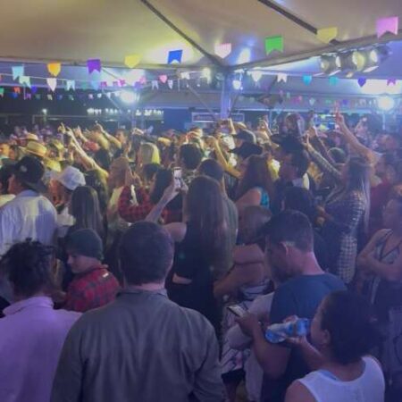 Com festa lotada, Mata do Jacinto briga pelo maior arraial de bairro
