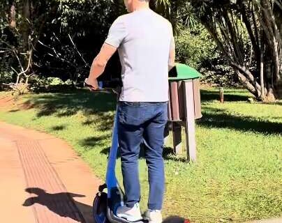 Entregando conteúdo: carro pifa e deputado "descobre" patinete