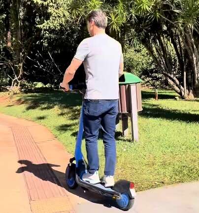 Entregando conteúdo: carro pifa e deputado "descobre" patinete