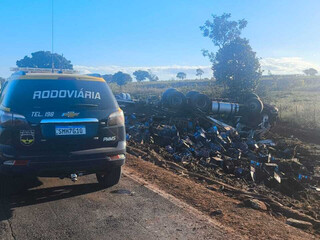 Motorista morre e 3 ficam feridos após carreta de cerveja capotar na MS-377 Motorista morre e 3 ficam feridos após carreta de cerveja capotar na MS-377