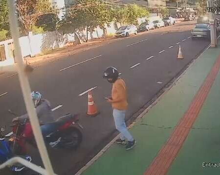 Câmera registra mais um furto de moto no Centro de Campo Grande