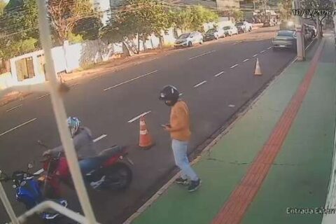 Câmera registra mais um furto de moto no Centro de Campo Grande