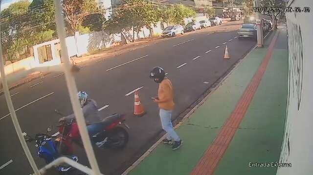 Câmera registra mais um furto de moto no Centro de Campo Grande
