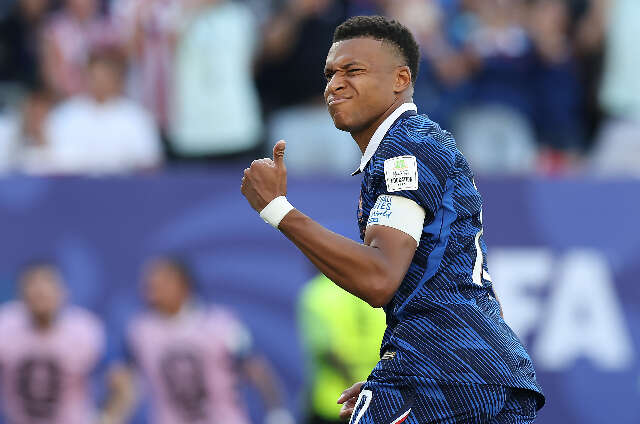 Mbappé marca de pênalti, França vence Paraguai e avança na Copa