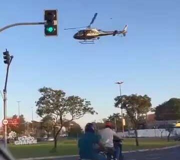 Helicóptero da PM usa rotatória para pousar durante patrulhamento