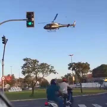 Helicóptero da PM usa rotatória para pousar durante patrulhamento