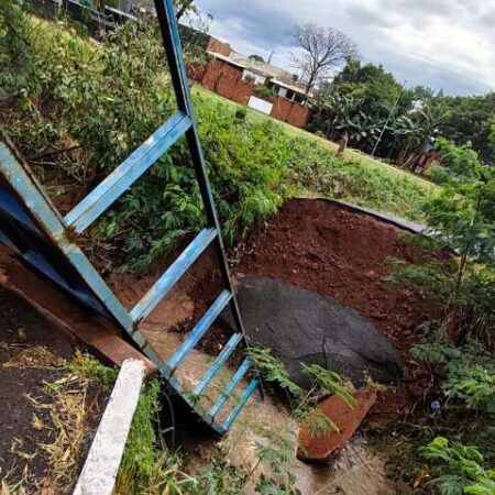 Ponte cede após temporal e interrompe ligação entre Jardim Leblon e São Conrado
