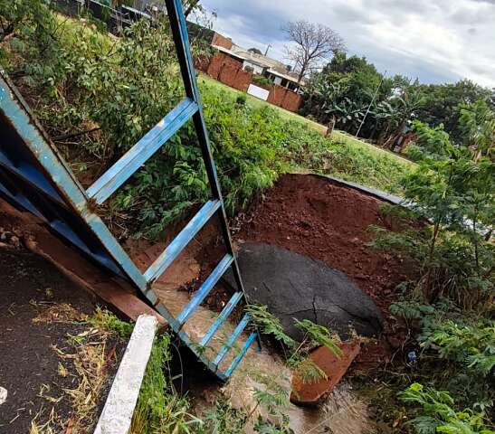 Ponte cede após temporal e interrompe ligação entre Jardim Leblon e São Conrado